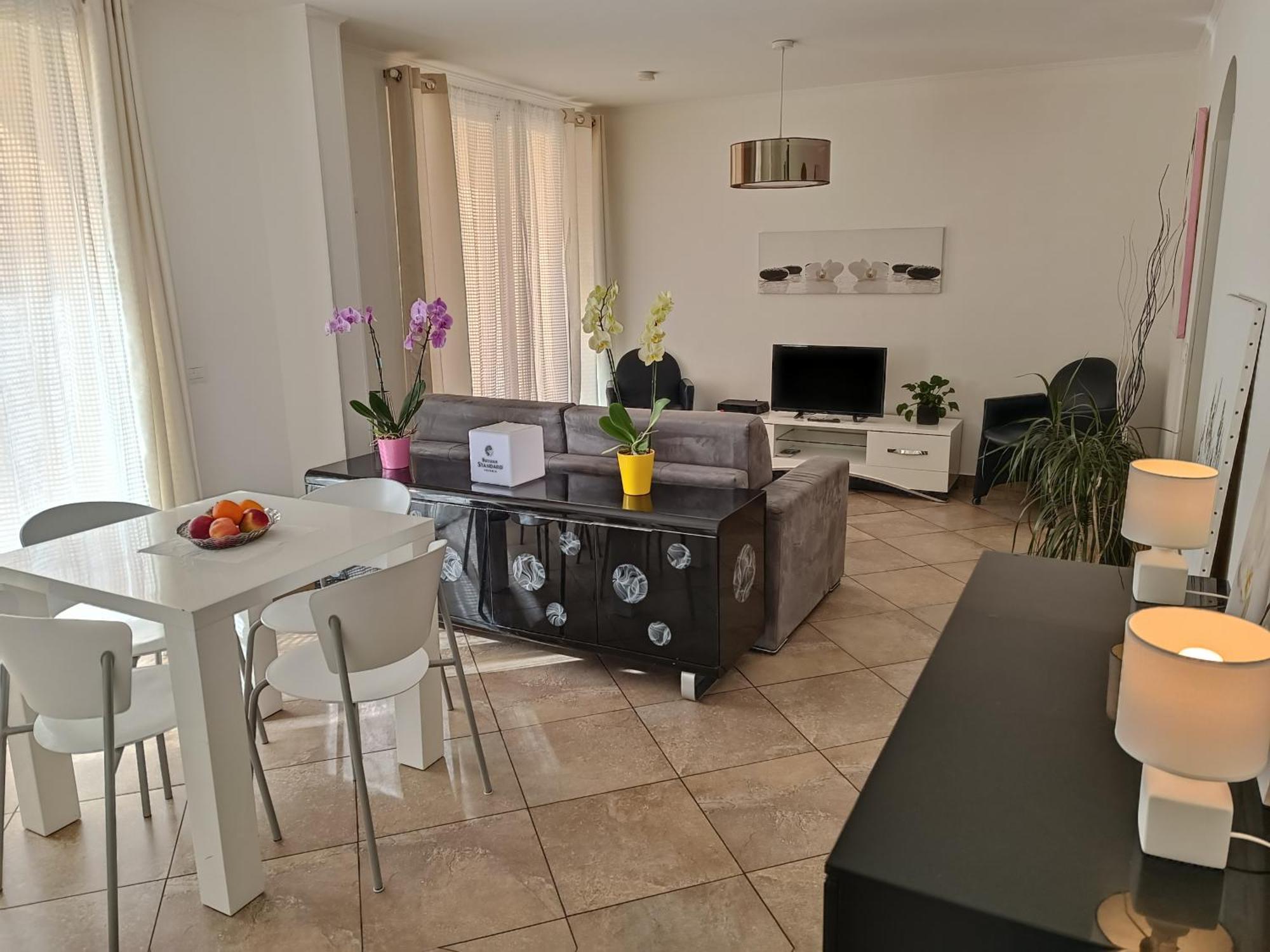 בוסוליי Direct Monaco 2 Pieces Devant Piscine מראה חיצוני תמונה